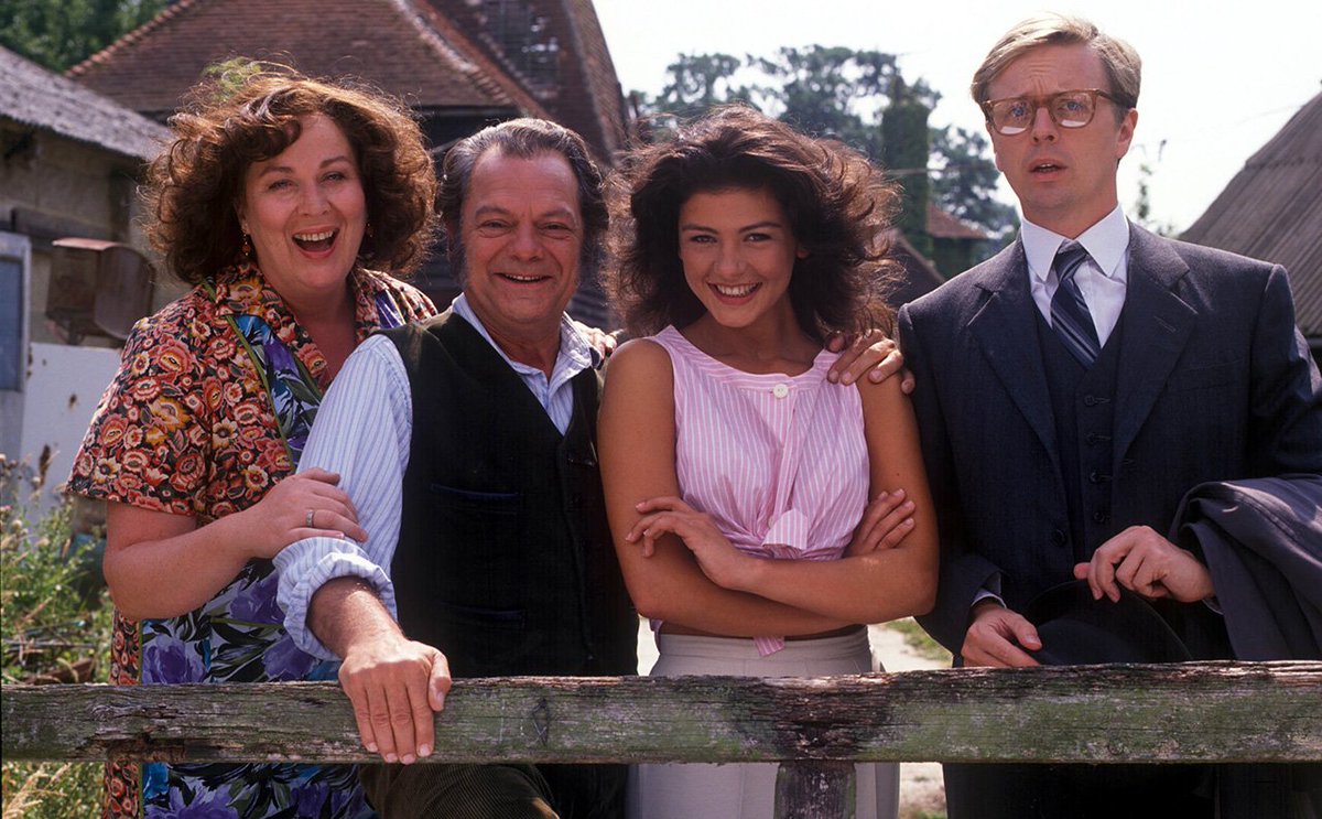 Catherine Zeta Jones Wants A Darling Buds Of May Remake But She 039 D Play A Different Role Yahoo Movies Uk Scoopnest