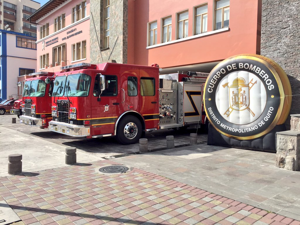 eberarroyoj's tweet photo. Presentamos a la ciudadanía las dos nuevas autobombas con las que cuenta @BomberosQuito para servir a la comunidad. https://t.co/9erPyp4hOJ