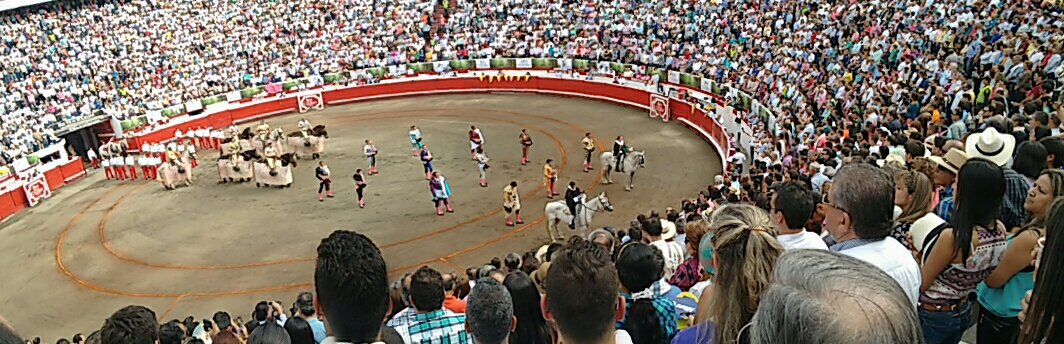 astauroscali's tweet photo. A todos los amigos aficionados les enviamos un cordial y TAURINISIMO saludo... https://t.co/ZMr09axSns