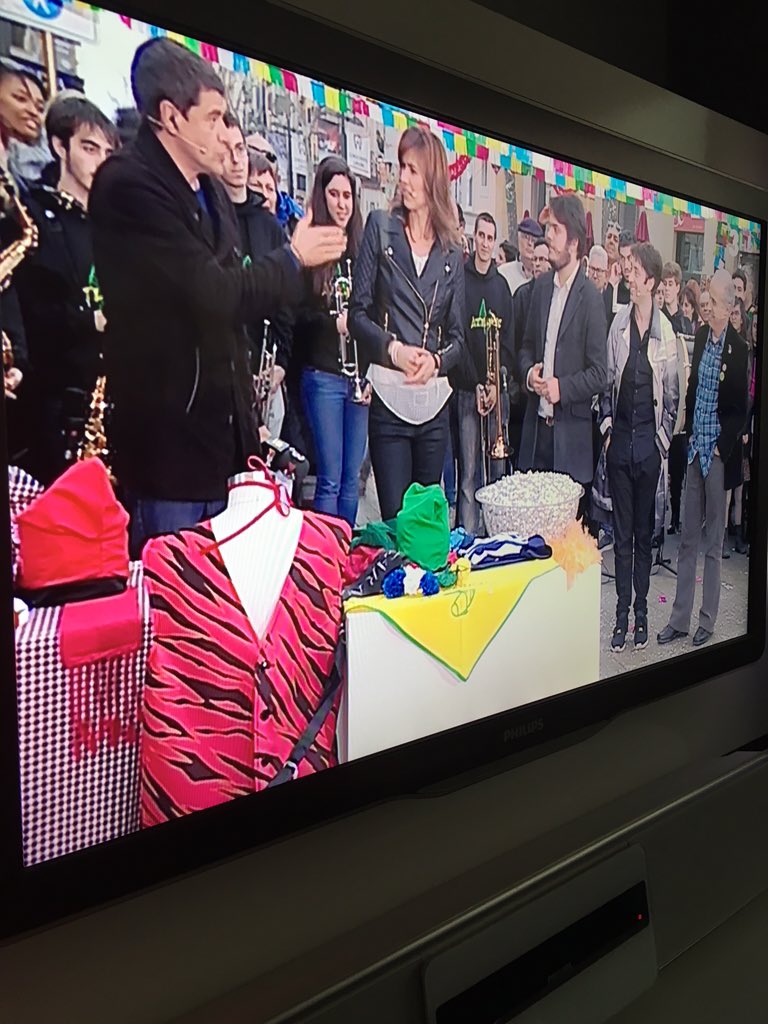 lapitonga's tweet photo. Gràcies a l'spot de @divendrestv3 i al #camañes  però ja tenim la bandera plena! @carnavalvng https://t.co/cPURn3hqBj