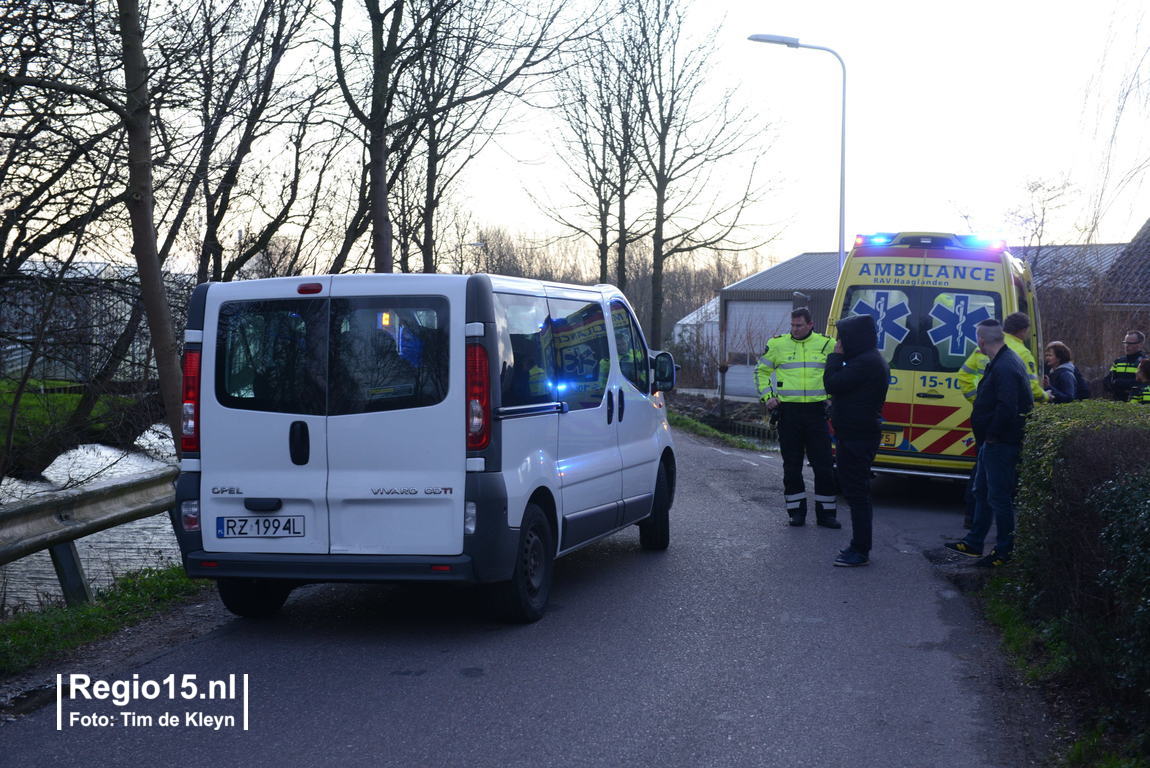 regio15's tweet photo. De gewonde fietser wordt met spoed vervoerd #NoordLierweg https://t.co/eSa1EyM1nG