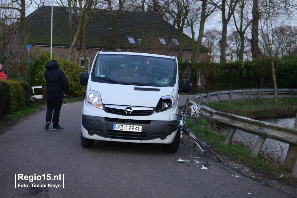 regio15's tweet photo. De gewonde fietser wordt met spoed vervoerd #NoordLierweg https://t.co/eSa1EyM1nG