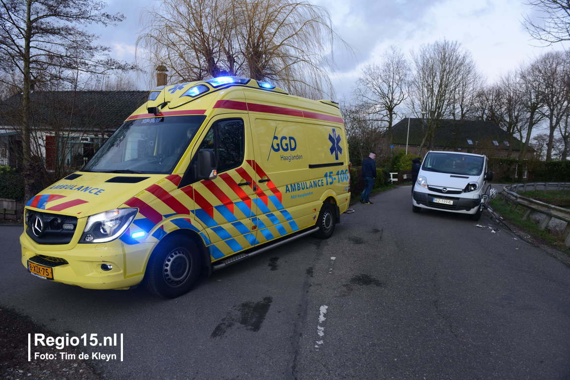 regio15's tweet photo. De gewonde fietser wordt met spoed vervoerd #NoordLierweg https://t.co/eSa1EyM1nG