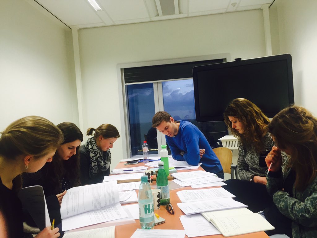 Onderzoeksteam aan het werk: training neuropsychologisch onderzoek afnemen! Wat een versterking! Blij ;-)