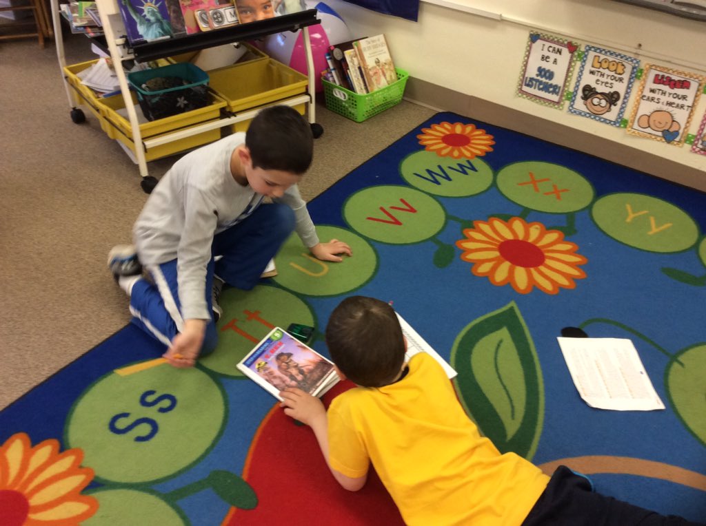 malapontia's tweet photo. Nonfiction text feature scavenger hunt #essdexcels @LE_ESSD40 https://t.co/fnG0vgfwjM