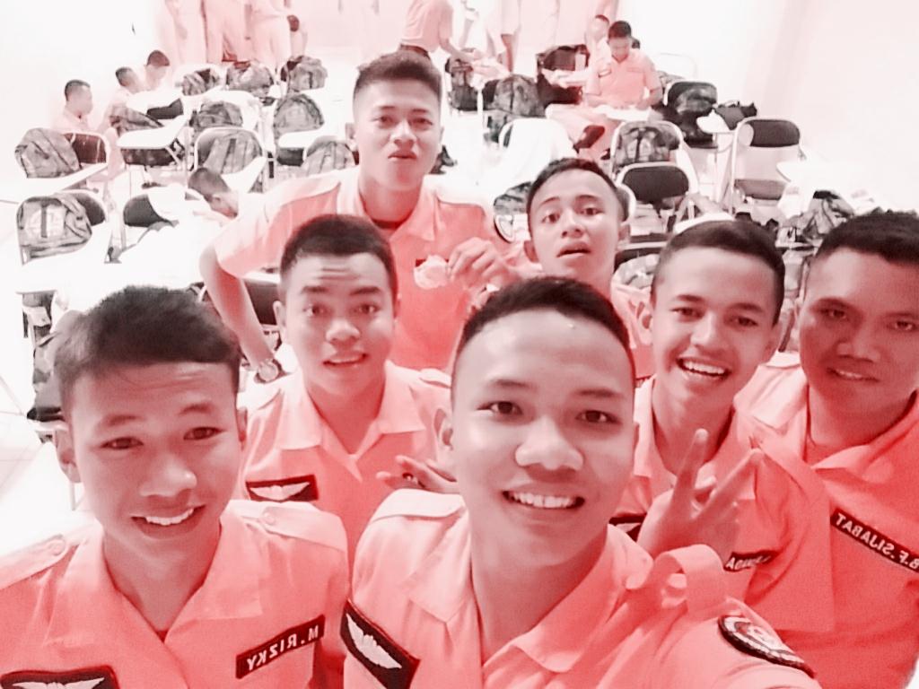 RakhaRezza's tweet photo. Cuma manusia biasa yg ingin meraih citacita setinggi mungkin hehe https://t.co/t2bDioN8h8