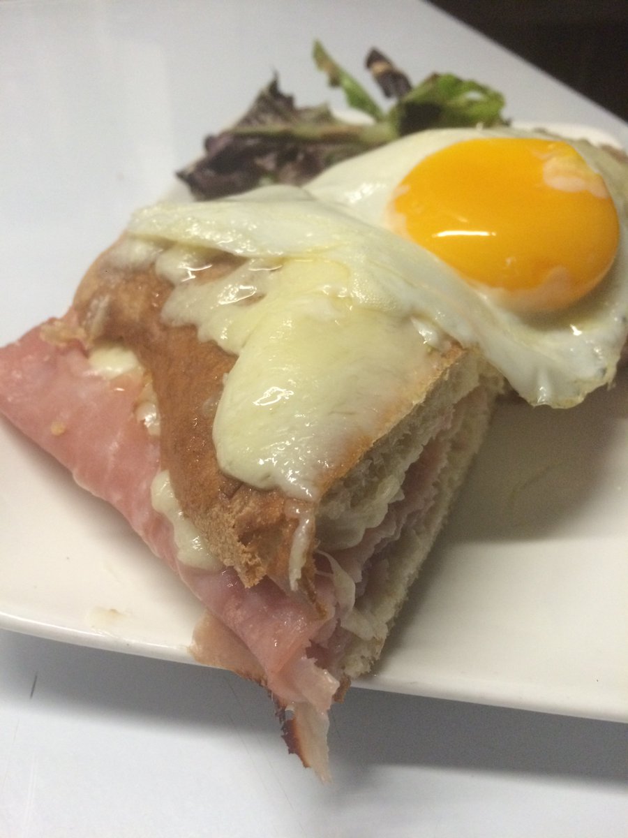 Did you know?😉
The name is based on the verb croquer (”to bite”) and the word monsieur (”mister”)or madame( egg)