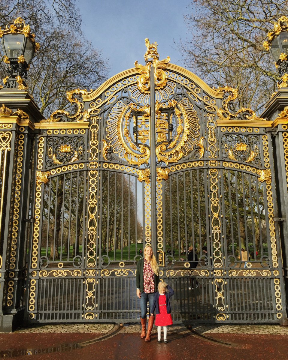 BrooksBrothers's tweet photo. A tulip-print shirt fit for queens: https://t.co/yJ604NKUbu 🌷🇬🇧  #TravelTuesday #BrooksBrothersWomen @Zac_Posen https://t.co/HMqP9dRidP