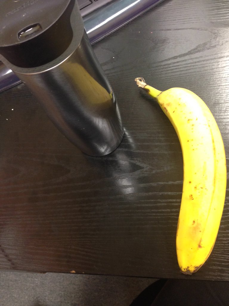 Mgreenzo's tweet image. I&apos;m secretly wishing this banana was donut ... #lunchtimeproblems