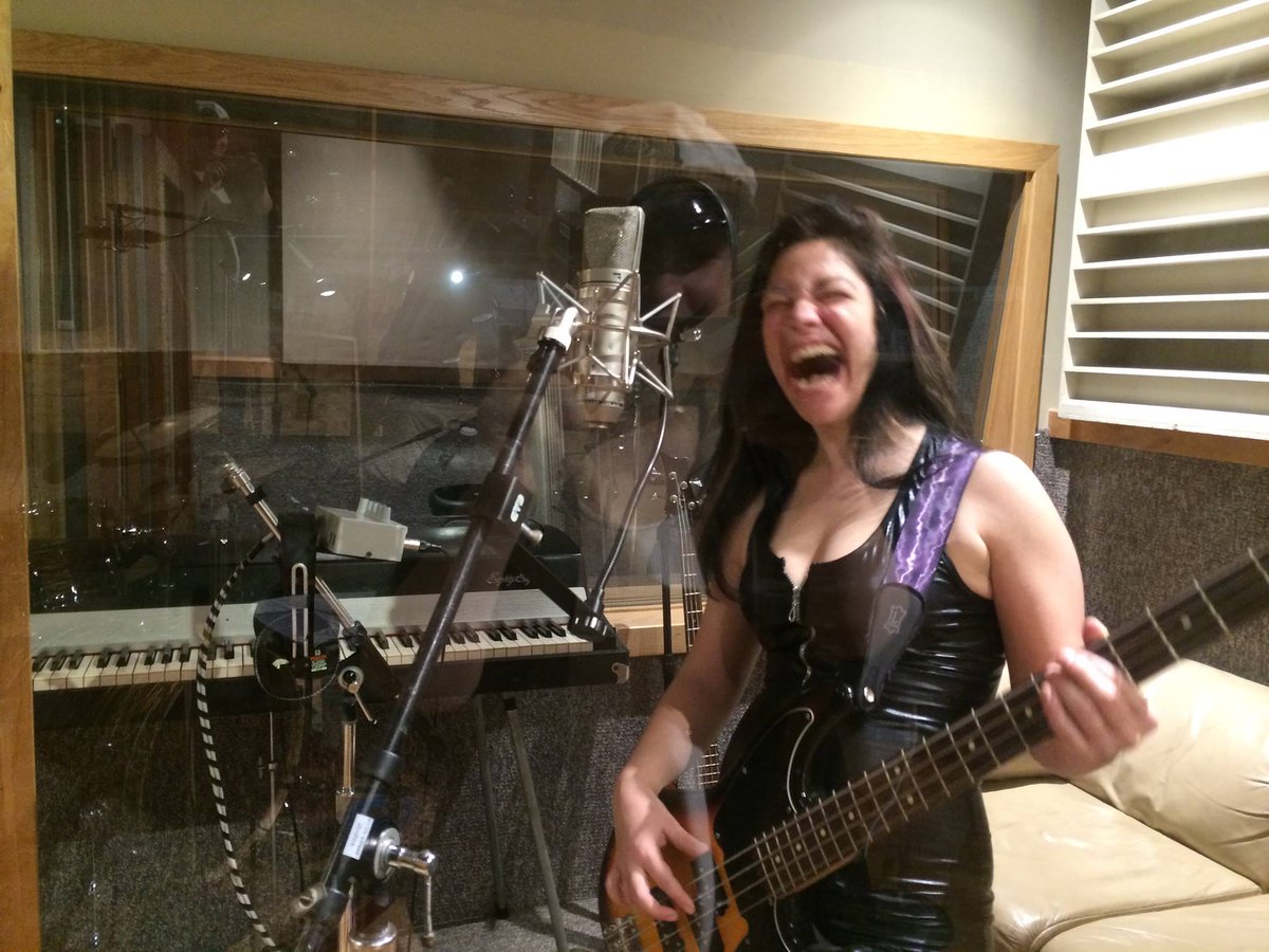 Getting ready in the studio with <a href="/GuinevereQ/">GuinevereQ</a> !