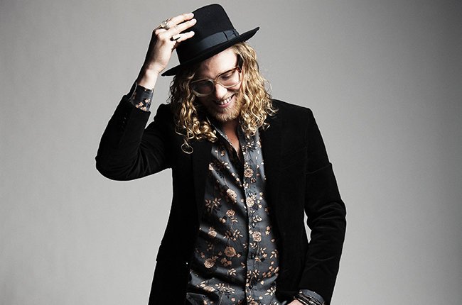 billboard's tweet photo. .@Allen_Stone announces "Radius Deluxe" album, shares "Perfect World" video (exclusive) https://t.co/d5zUHexbvf https://t.co/D01rXhquw6