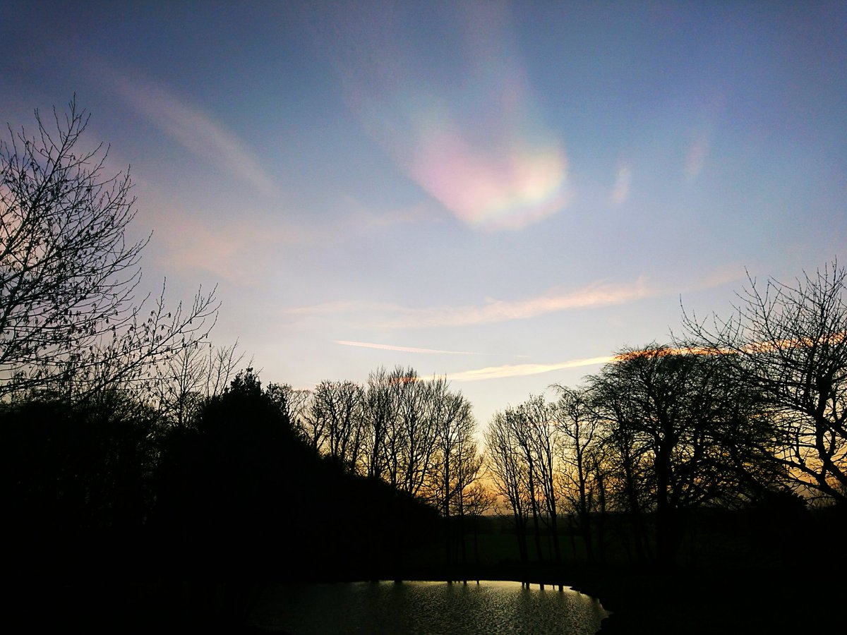 JemGardens's tweet photo. Stunning light show over Somerby, Lincolnshire this afternoon #nacreousclouds @BBCRadioLincs https://t.co/lEJEblqWTA