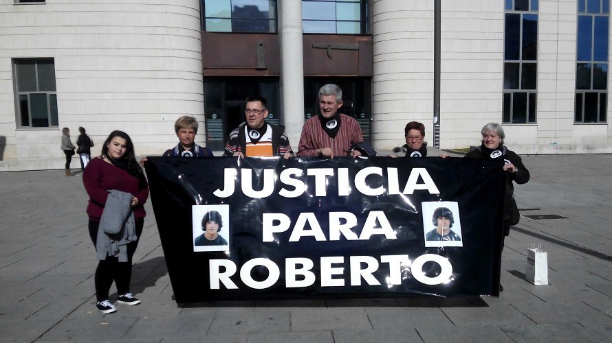 ...y para pedir justicia por un chaval asesinado por jóvenes gitanos delincuentes habituales, sólo va la familia...