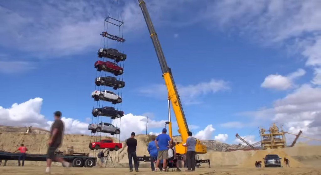 AutosCheatSheet's tweet image. .@Ford hangs 9 #trucks from a crane for the sake of the new Super Duty: cht.st/slbqx