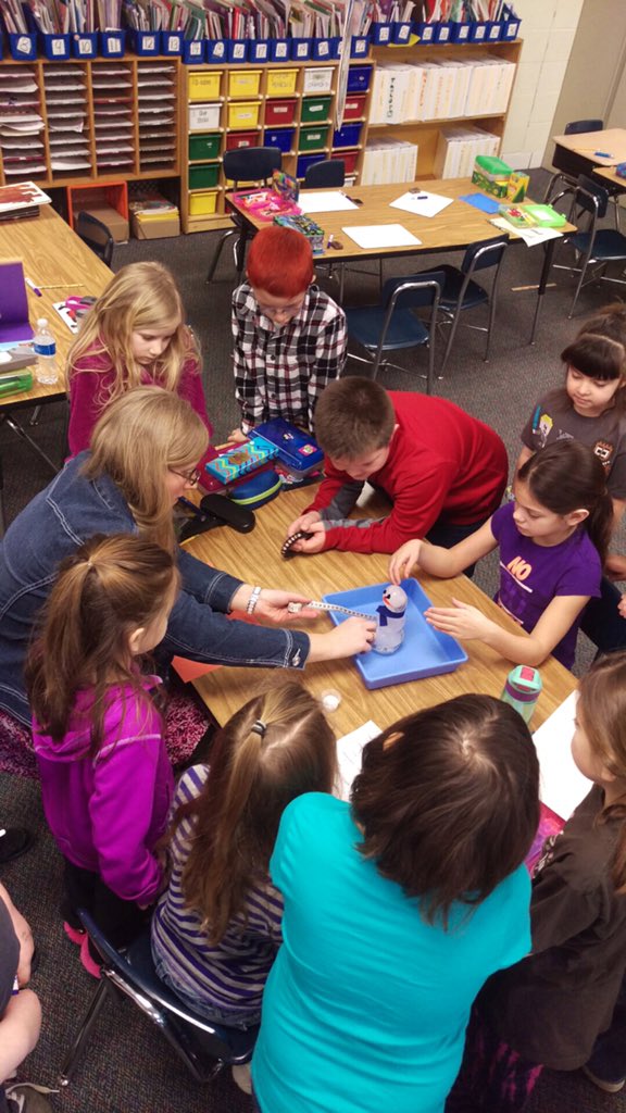 scteacher1's tweet photo. Creating a snowman and measuring it's change as the day progresses. @dieckk5 @michelebielby https://t.co/HFgd4qN4Yg