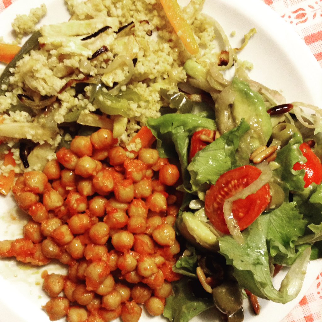La mia cena super :-) cous cous di miglio, ceci in rosso e insalata di avocado!