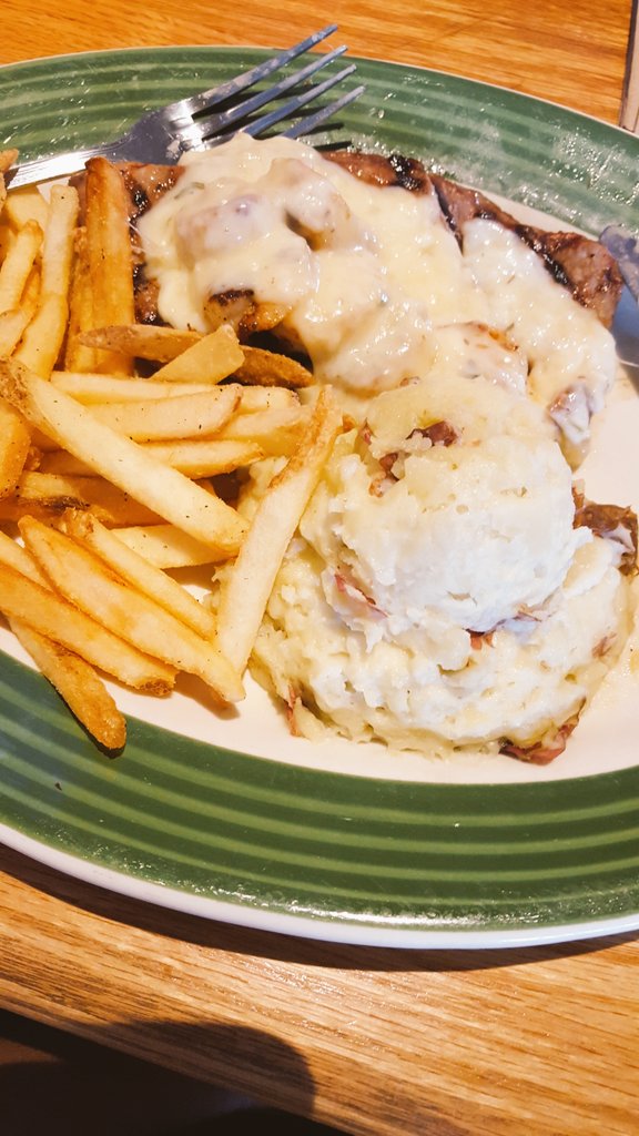MR_LYFE's tweet photo. Birthday Dinner https://t.co/bdFC8FP2ic