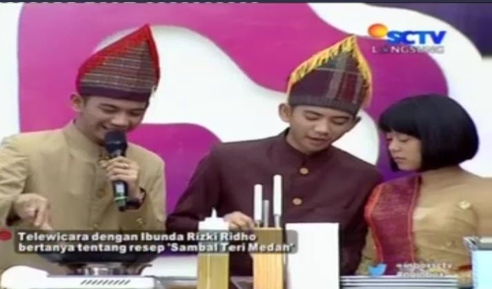 InboxSCTV_'s tweet photo. Ternyata @DA2_Rizki @DA2_Ridho lupa bikin teri medan langsung deh telepon sang mama di Medan. #Nginbox https://t.co/brFwf8V0gZ