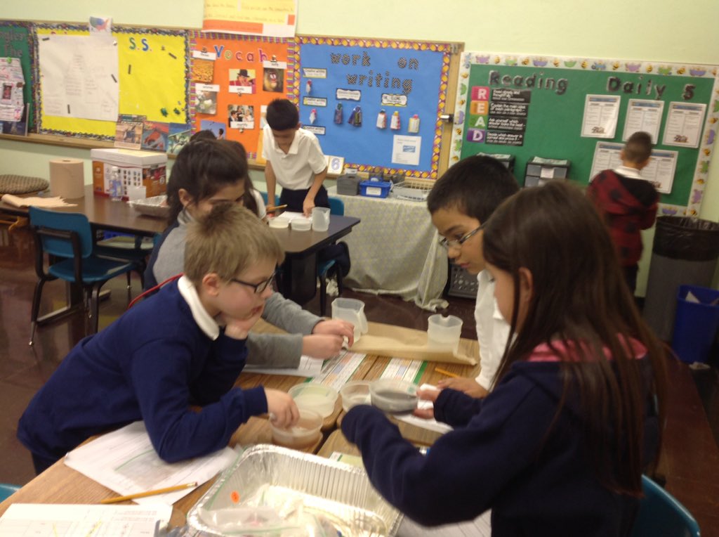 mrsWilk213's tweet photo. SS deciding is it a solution or mixture? #roy4th #d83shines https://t.co/Ck542mv5VG
