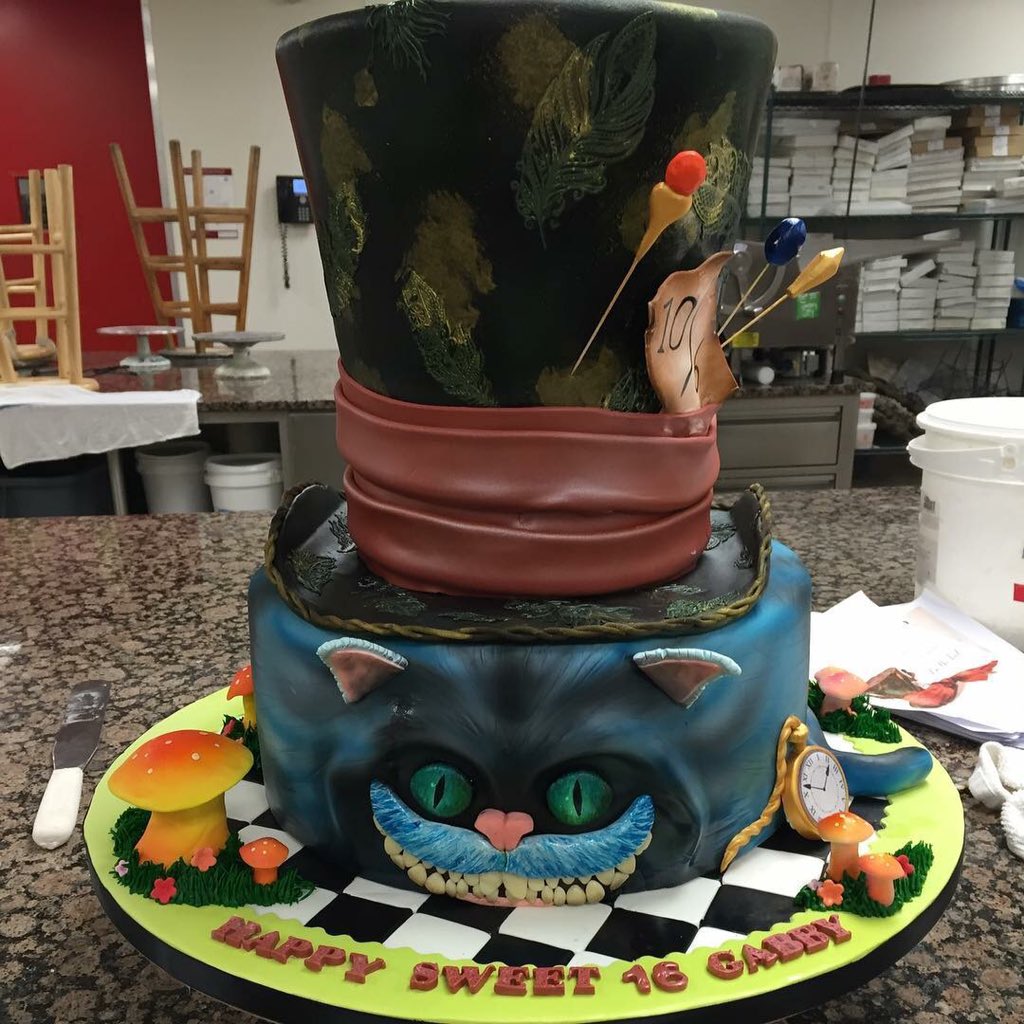 aprilcyan's tweet photo. Just love this cake #cakeboss https://t.co/NIpax9N6xY