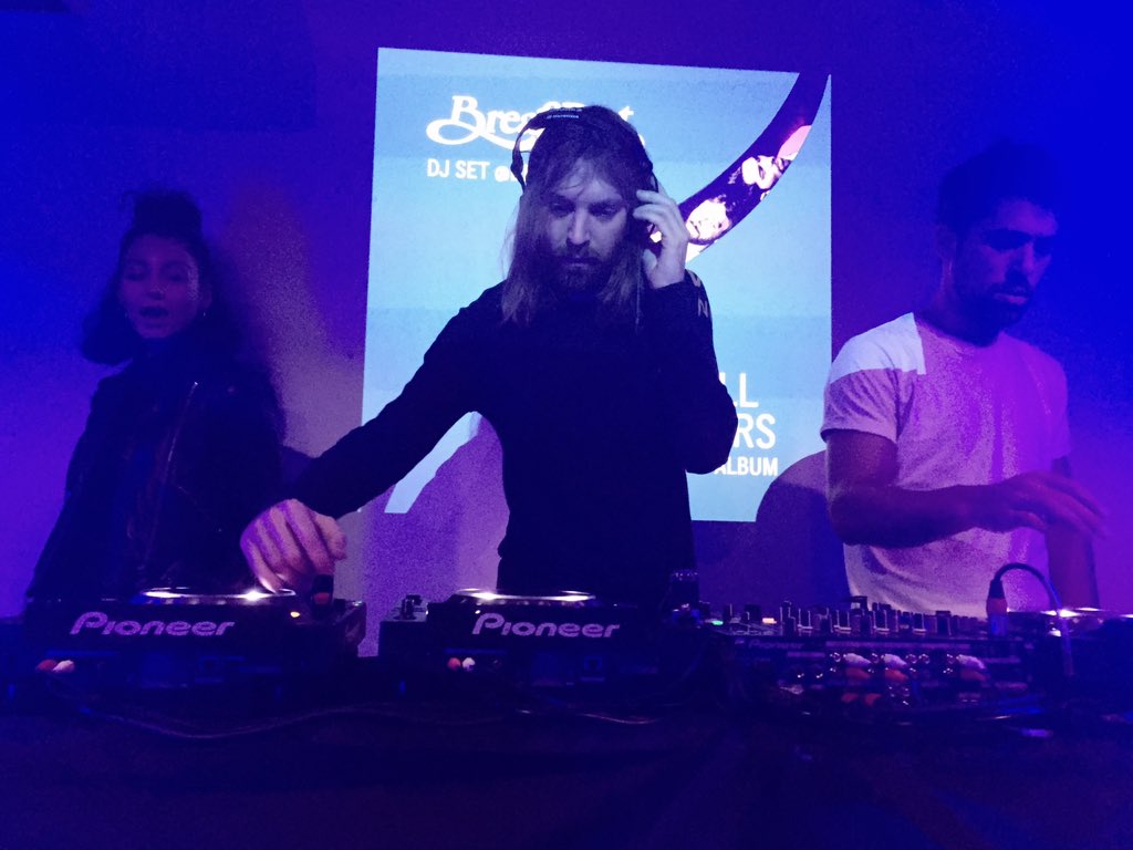 guillaumeballet's tweet photo. Oh fait merci @DeezerFrance ça fait du bien cette petite session @breakbot ! #disco #dance #shaketonbooty https://t.co/kXafXdHRHu