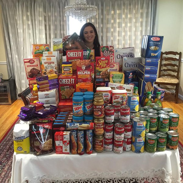 metizamag's tweet photo. This girl xtreme couponed, donates $100k in supplies to those in need! #365actsofkindness https://t.co/CkMfKepLAe https://t.co/b7Bb8j2ziH