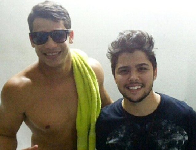 InfoRVianna's tweet photo. Renato com fãs 😍 https://t.co/qY5TkMvKGC