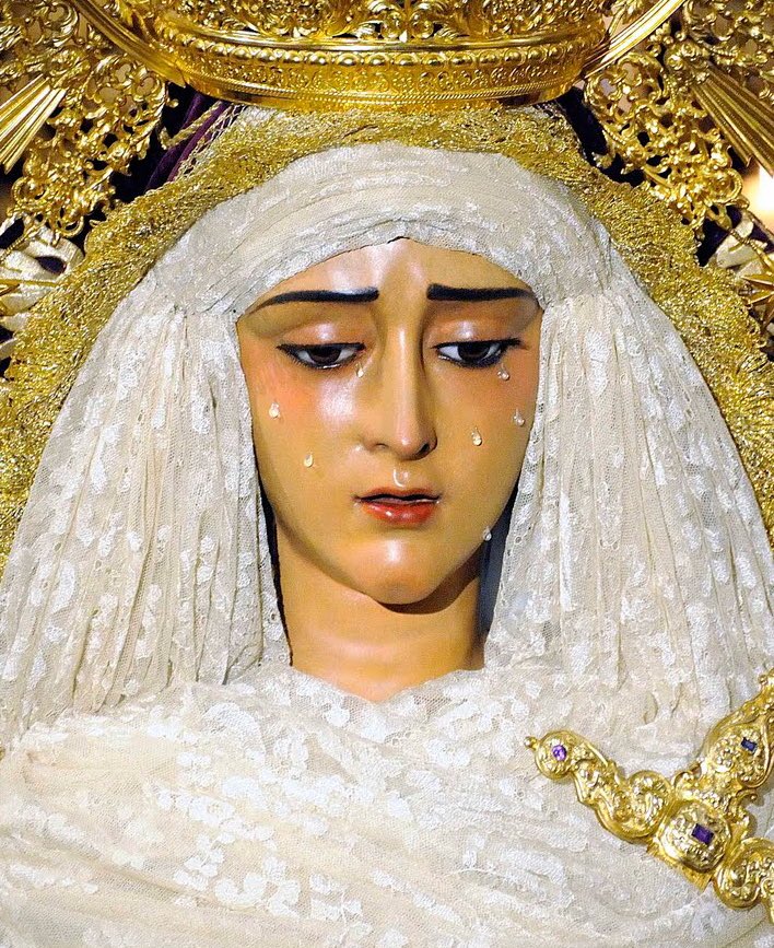info_cofrade's tweet photo. Cuando la calle es albero
Ante tu paso SeñoraY Sevilla se enamora
Del arte baratillero.

Pérez Franco (2012). https://t.co/YY6mArIRae