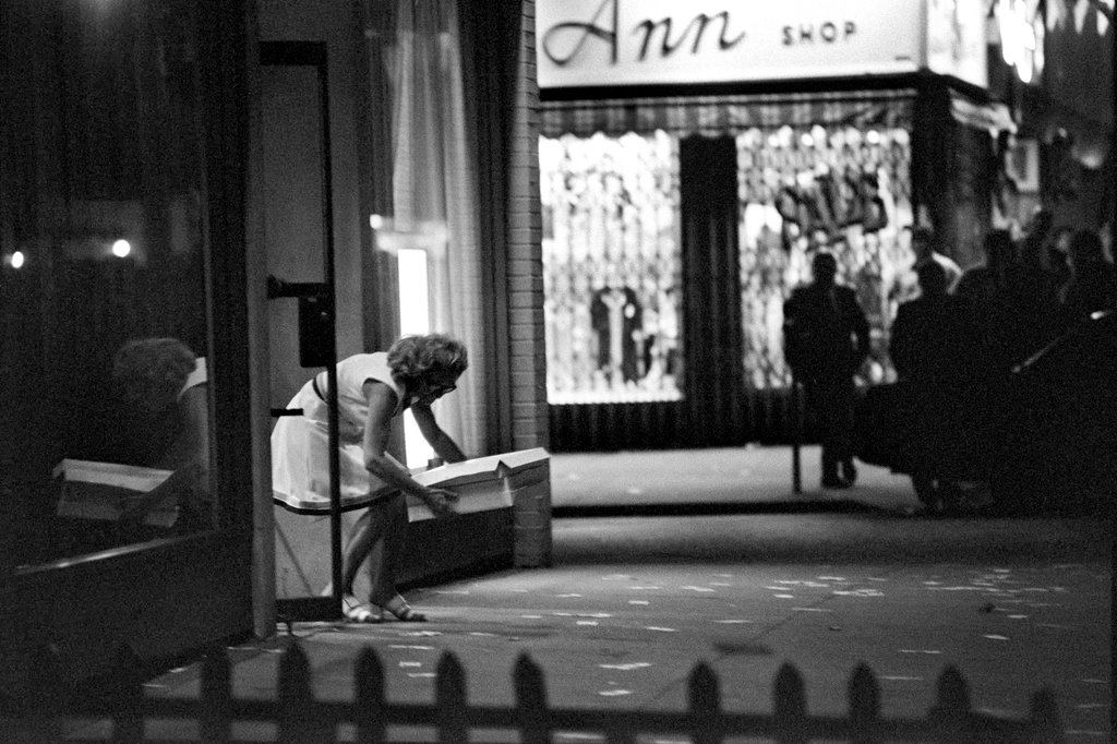 Chase Manhattan bank hostage, Shirley Ball collects a stack of pizza’s ...