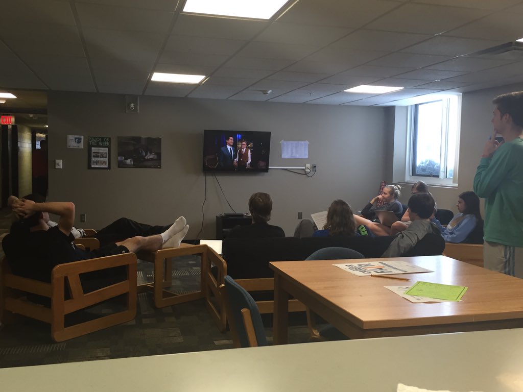 renee_roebke's tweet photo. No lab=movie day! @UNKBiol106 #TwiggWeek4 https://t.co/vBzZ9UiRh8