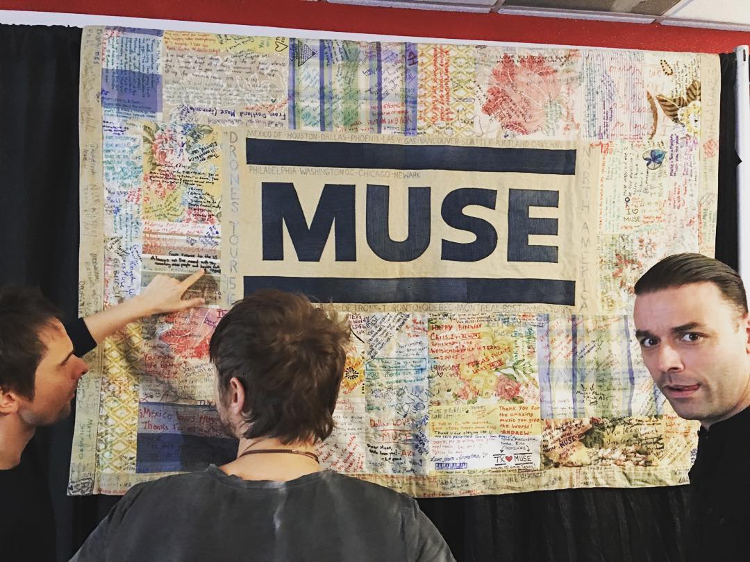 museband's tweet photo. Thanks to our N American/Mexican fans, great gift to finish the tour https://t.co/wbw7R54kDS https://t.co/PbLKsJxdEI
