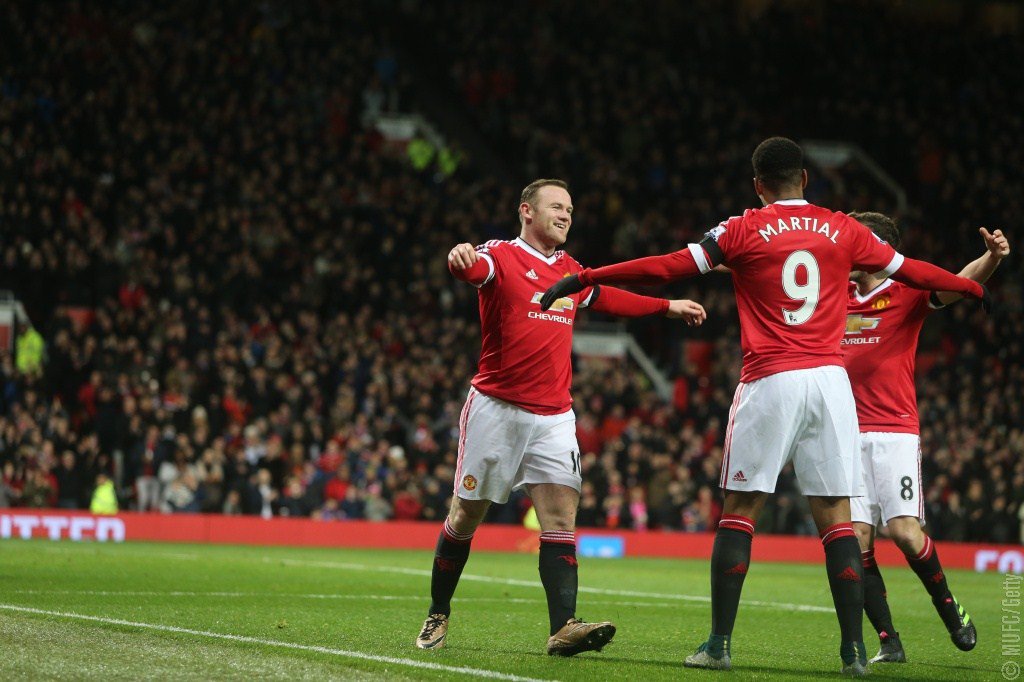 PIC: Hugs all round after <a href="/WayneRooney/">Wayne Rooney</a> got United's third moments ago. A great night at Old Trafford! #mufc