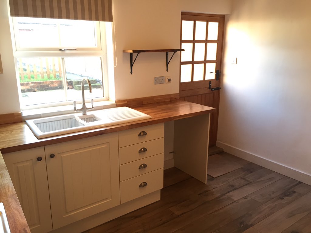 derbytiling's tweet photo. @worktopexpress we have just finished installing this kitchen using your excellent oak work tops! @derbytiling # https://t.co/0SWehT1f6U