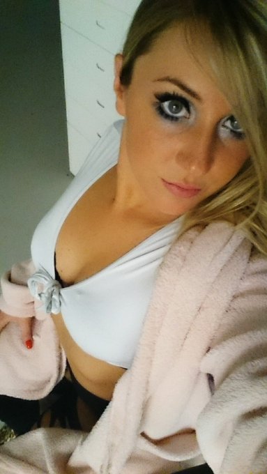 Ab geht es in die zweite Runde bei @Babestation24 ;) Gleich wieder hei&szlig;e Gespr&auml;che mit mir! https://t<a class="tags" target="_blank" title="On Twitter" href="/?out=eyJ0eXAiOiJKV1QiLCJhbGciOiJIUzUxMiJ9.eyJpYXQiOjE3MjIyMzQzNjIsImlzcyI6InR3cG9ybnN0YXJzLmNvbSIsIm5iZiI6MTcyMjIzNDM2MiwiZXhwIjoxNzUzNzcwMzYyLCJyZWRpcmVjdF91cmwiOiJodHRwczovL3R3aXR0ZXIuY29tL0JhYmVzdGF0aW9uMjQifQ.9DygRHdsKv0XdeJQVXbqLTmXYcG47oMtNT9QVkGjLoTCVXzgFlsvEyH7WqdPQpLNHsQtq6w8bq95rwV6VbOu1Q">@Babestation24</a><a href="/tag/camgirl"class="tags"><span>#camgirl</span></a><a href="/tag/geil"class="tags"><span>#geil</span></a>
