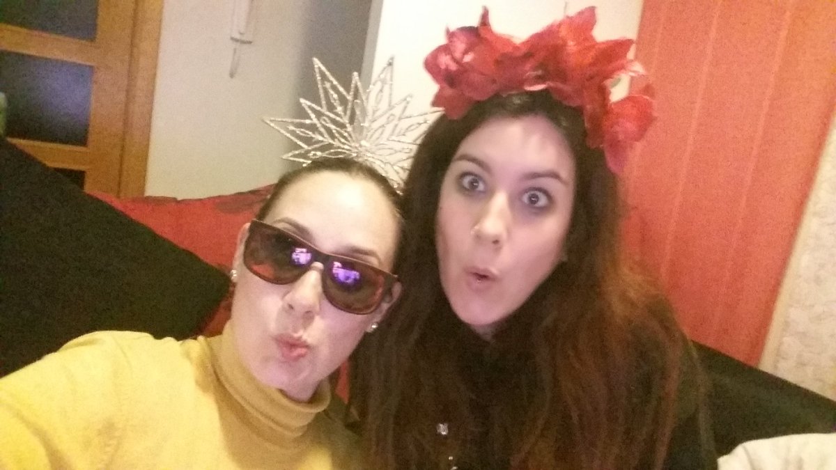 Caulini's tweet photo. Tener que venir de Barcelona a ver las semifinales con mi prima @maytechica para sentir el carnaval! #COAC2016S2 https://t.co/I4Ns5HzAxc