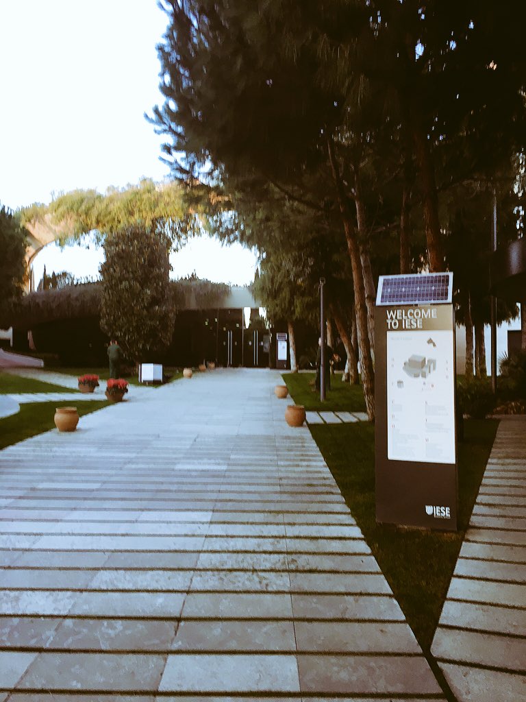 Karina_9420's tweet photo. De nuevo a estudiar! Tres dias intensivos en @iesebs @iese_esp Vamos que hay que seguir siempre! https://t.co/4pF3i3zheI