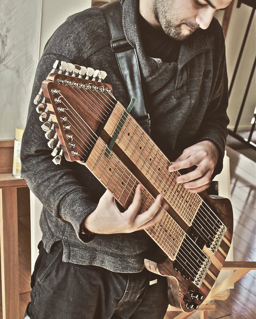 felixmartin14's tweet image. My piece of tree. #massive #resonance #16strings #blackouts @SeymourDuncan