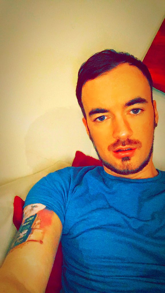 pauljamesoliver's tweet photo. Loving wearing abit make-up and makes my skin look good! Think more guys should do it! #MakeUpOnMen #style https://t.co/2qePYhoYJD