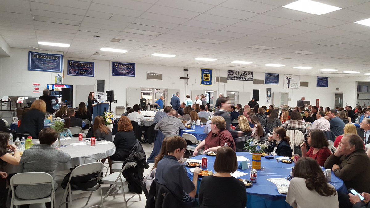 MUFSDSup's tweet photo. #HHS distinguished alumni Kim Kreuzberger addressing the #WeareDistinguished scholars @BravermanHHS https://t.co/8sWlOeruNj