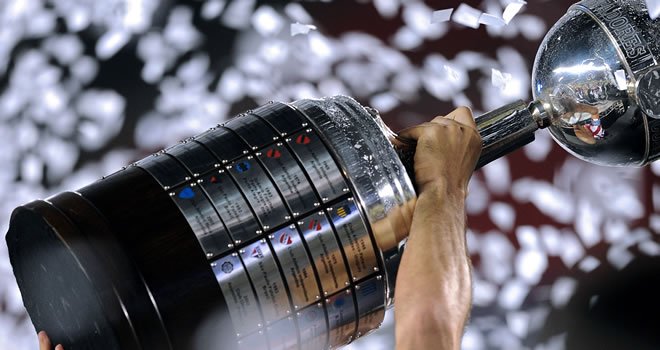 Bienvenidos a la #CopaLibertadores 2016! Ya se juega el primer partido #Huracán vs. #Caracas. #CopaLibertadores2016