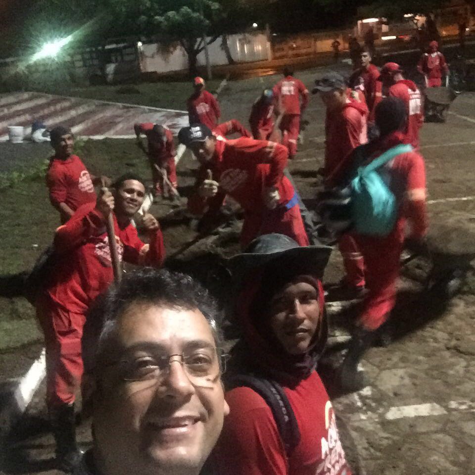 Prefeito Clécio acompanha o serviço de colocação das placas de grama na Praça da Bandeira, nesta terça-feira(02).