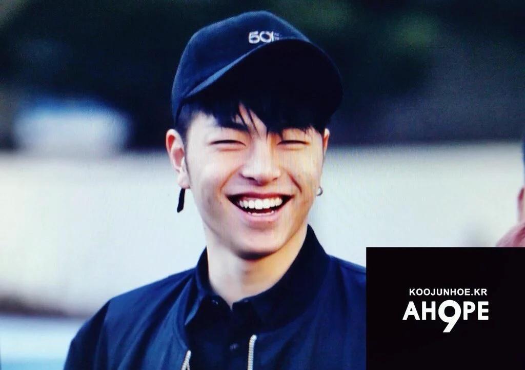 JUNHOE_iKON's tweet photo. Meet Bobby vs Meet Jinhwan https://t.co/4Ipg7B9eU1