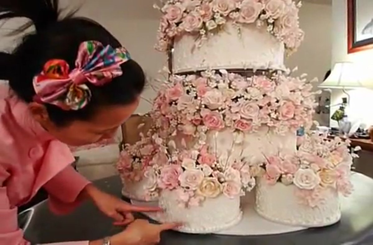 Bride Spends An Entire Year Creating Epic Wedding Cake dlvr.it/KNrwCL