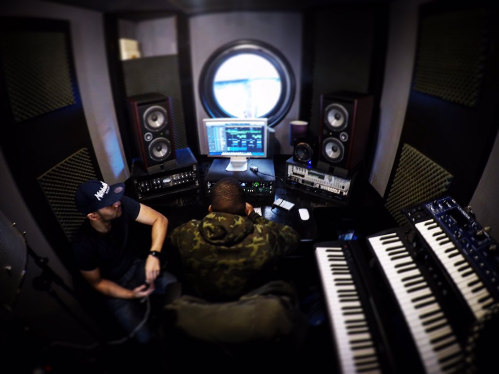 TonykRoberts's tweet photo. Sick studio session today ππ»#settings #studiolife #anotherdayanotherstudio #producer #singer #writer #dj https://t.co/NHs3sNUJ4P