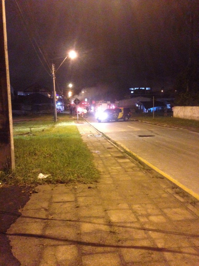nandojacomel's tweet photo. Isolamento realizado, bombeiros prontos para apagar o fogo !!! #CHOQUE #ROMU #GMSJP https://t.co/IOsYDrcSgM