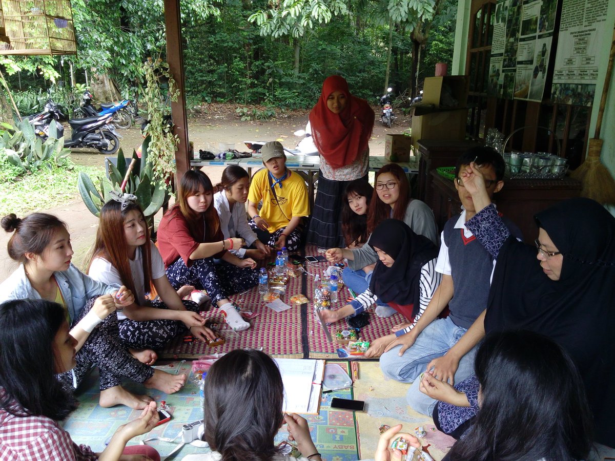 origomiind's tweet photo. Today some foreign students from Seoul Women University come to origomiind and learn make the product by their self https://t.co/wD1cYXfkIk