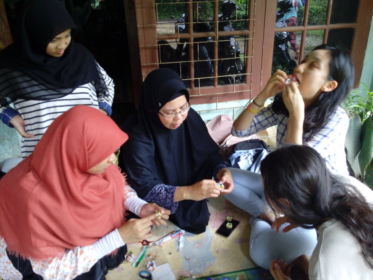 origomiind's tweet photo. Today some foreign students from Seoul Women University come to origomiind and learn make the product by their self https://t.co/wD1cYXfkIk