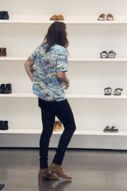 1DRockMeUpdates's tweet image. {HQ#1-4}-Harry shopping in Beverly Hills today (2/2/16)-bb
