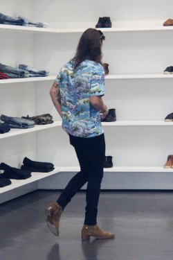 1DRockMeUpdates's tweet image. {HQ#1-4}-Harry shopping in Beverly Hills today (2/2/16)-bb