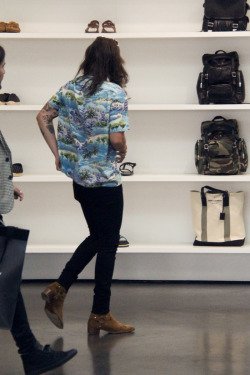 1DRockMeUpdates's tweet image. {HQ#1-4}-Harry shopping in Beverly Hills today (2/2/16)-bb